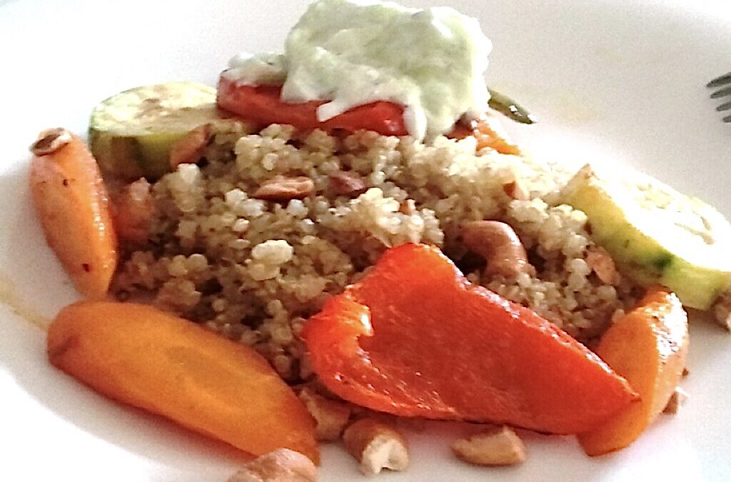 Quinoa met geroosterde groenten en cashewnoten