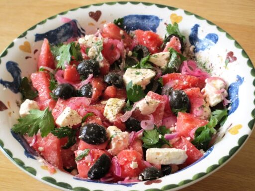 Zomersalade van watermeloen met feta en olijven