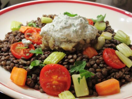Linzen met gegrilde aubergine