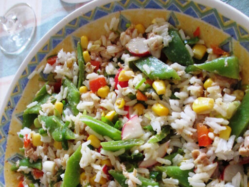Lauwwarme rijstsalade met tonijn