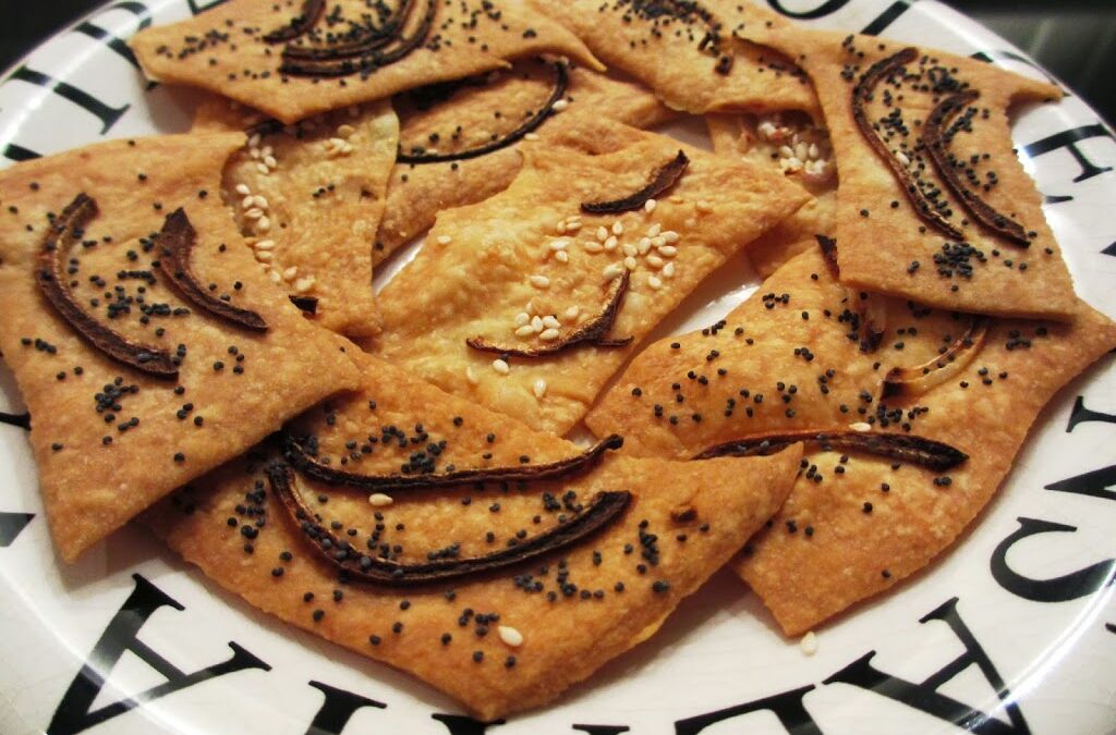 Plat brood met ui, knoflook en diverse zaadjes