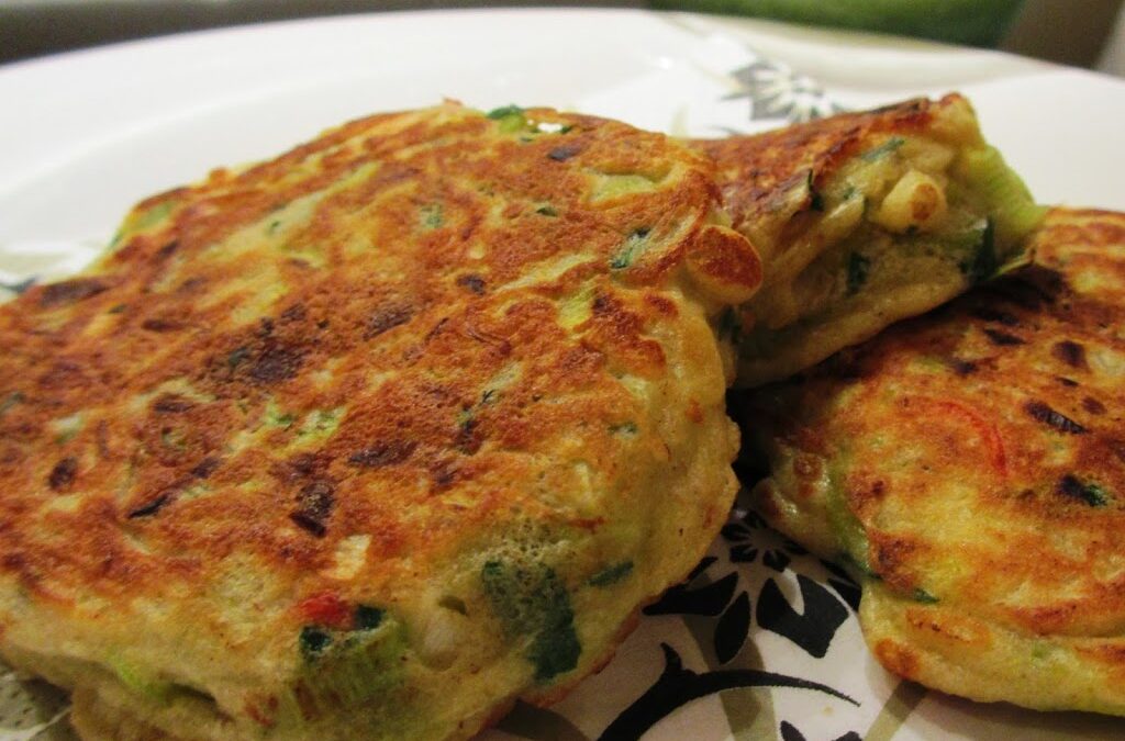 Prei-pancakes met koriandersaus – Ottolenghi