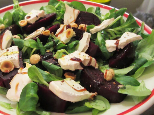 Salade van geroosterde bietjes met geitenkaas Salade van geroosterde bietjes met geitenkaas