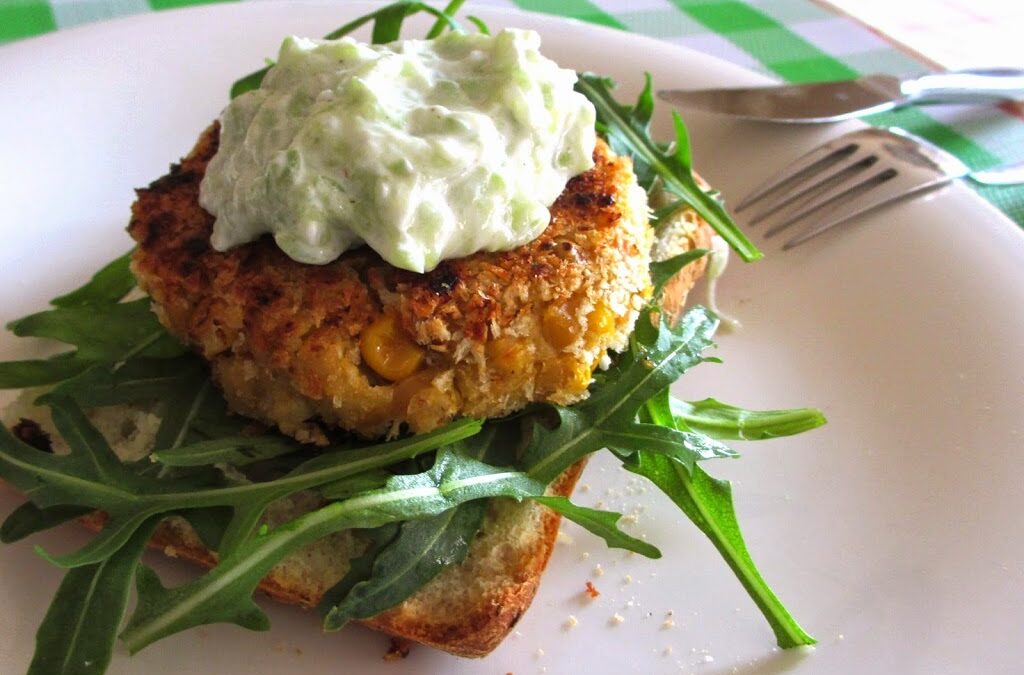Vegaburger van kikkererwten, mais en paprika
