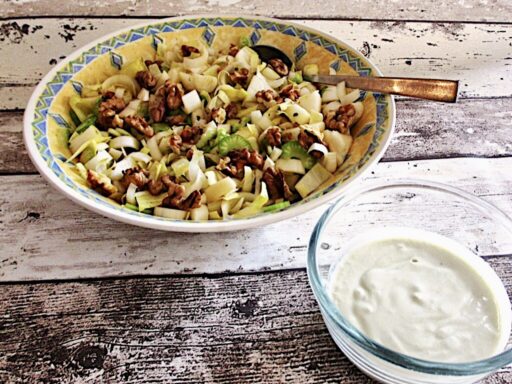Witlofsalade met peer en blue cheese dressing