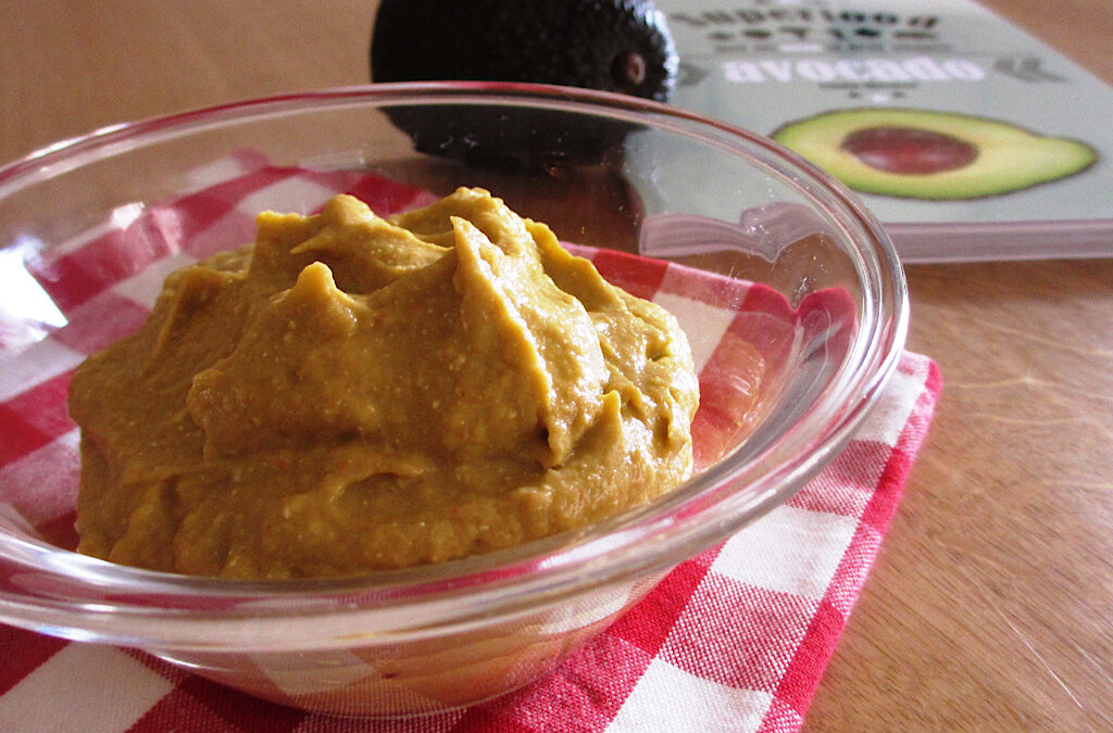 Spread van avocado met feta en geroosterde paprika