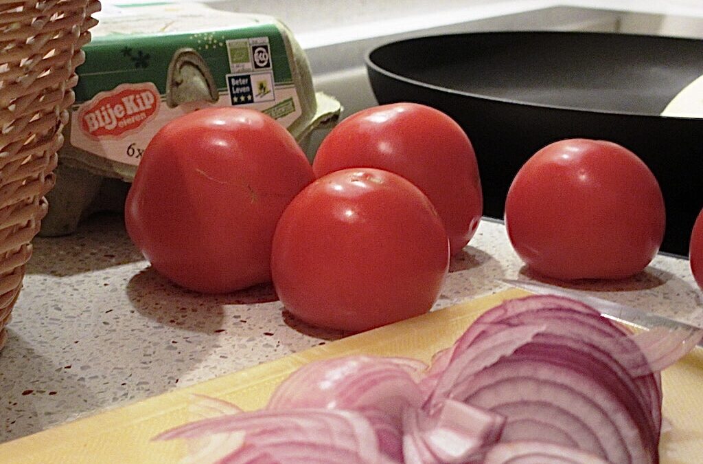 Gebakken tomaten met ui en ei