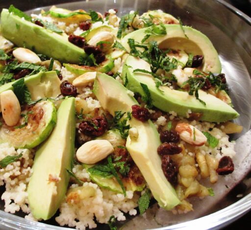 Couscous met aubergine, courgette en avocado