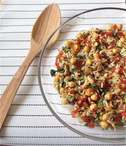 Risosalade met geroosterde paprika en kikkererwten