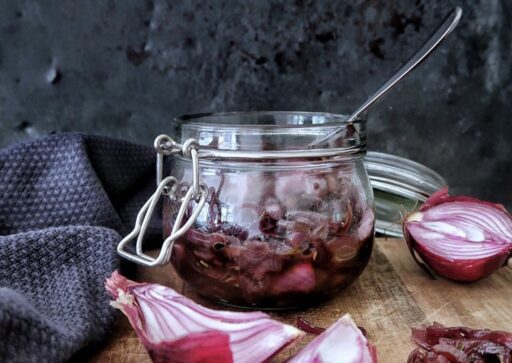 Rode uienrelish met port en pruimen