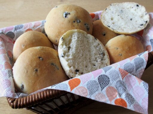 Witte bolletjes met olijven en oregano