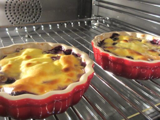 Blauwe bessen met mascarpone uit de oven Blauwe bessen met een topping van mascarpone