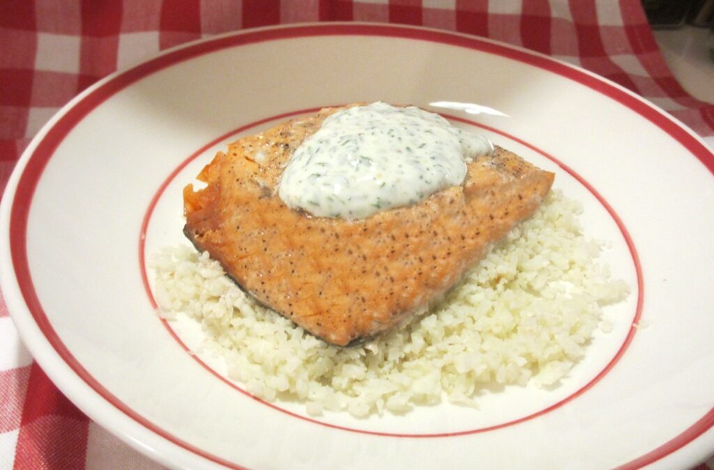 Wilde zalm op bloemkoolrijst