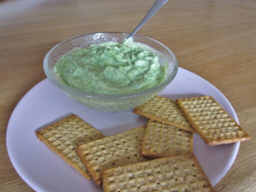 Spread van doperwten met geitenkaas en munt Spread van doperwten met geitenkaas en munt