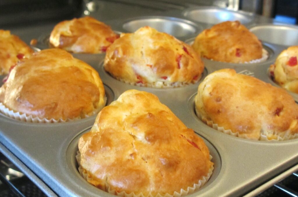 Hartige muffin met feta en paprika voor warme dagen