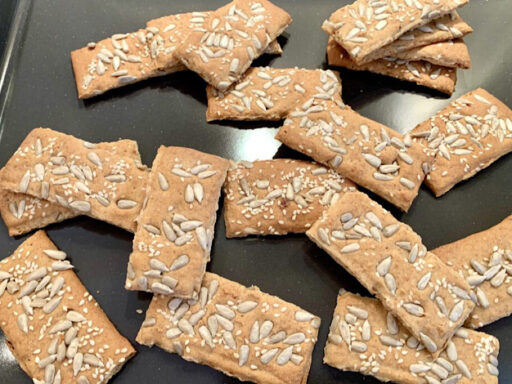 Knäckebröd met sesam en zonnebloempitten