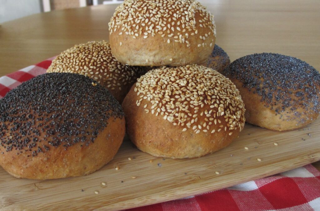 Speltbroodjes met sesamzaad en maanzaad