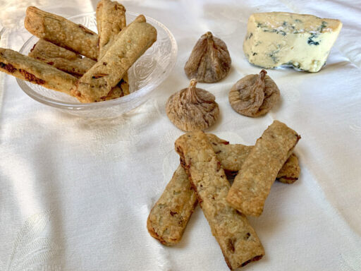 Kaasstengels met stilton en gedroogde vijgen