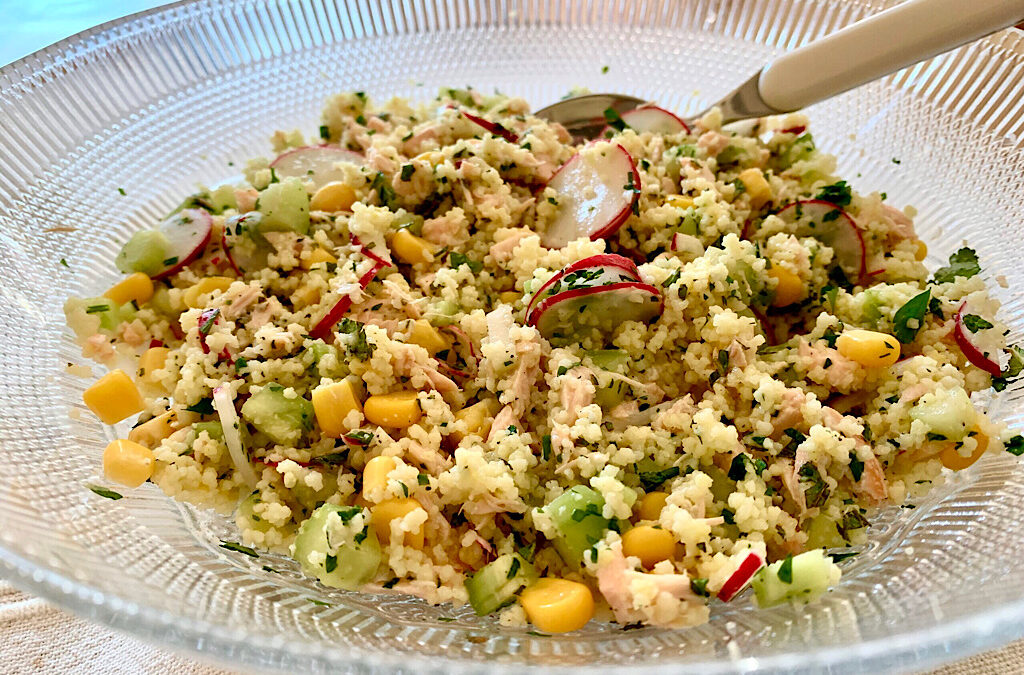 Kruidige salade van couscous met zalm en komkommer