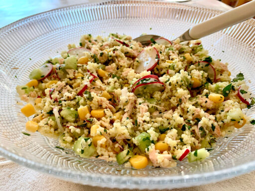 Kruidige salade van couscous met zalm en komkommer Kruidige salade van couscous met zalm en komkommer