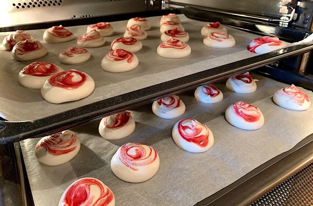 Luchtige meringues met frambozenswirl