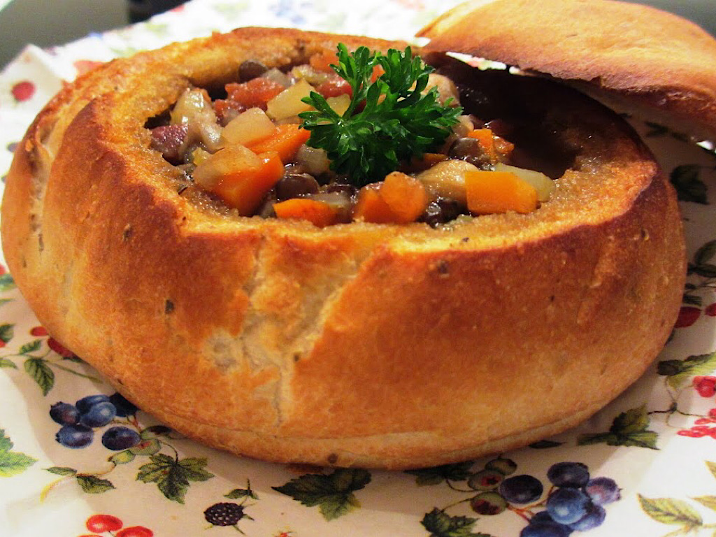 Linzensoep in een broodje